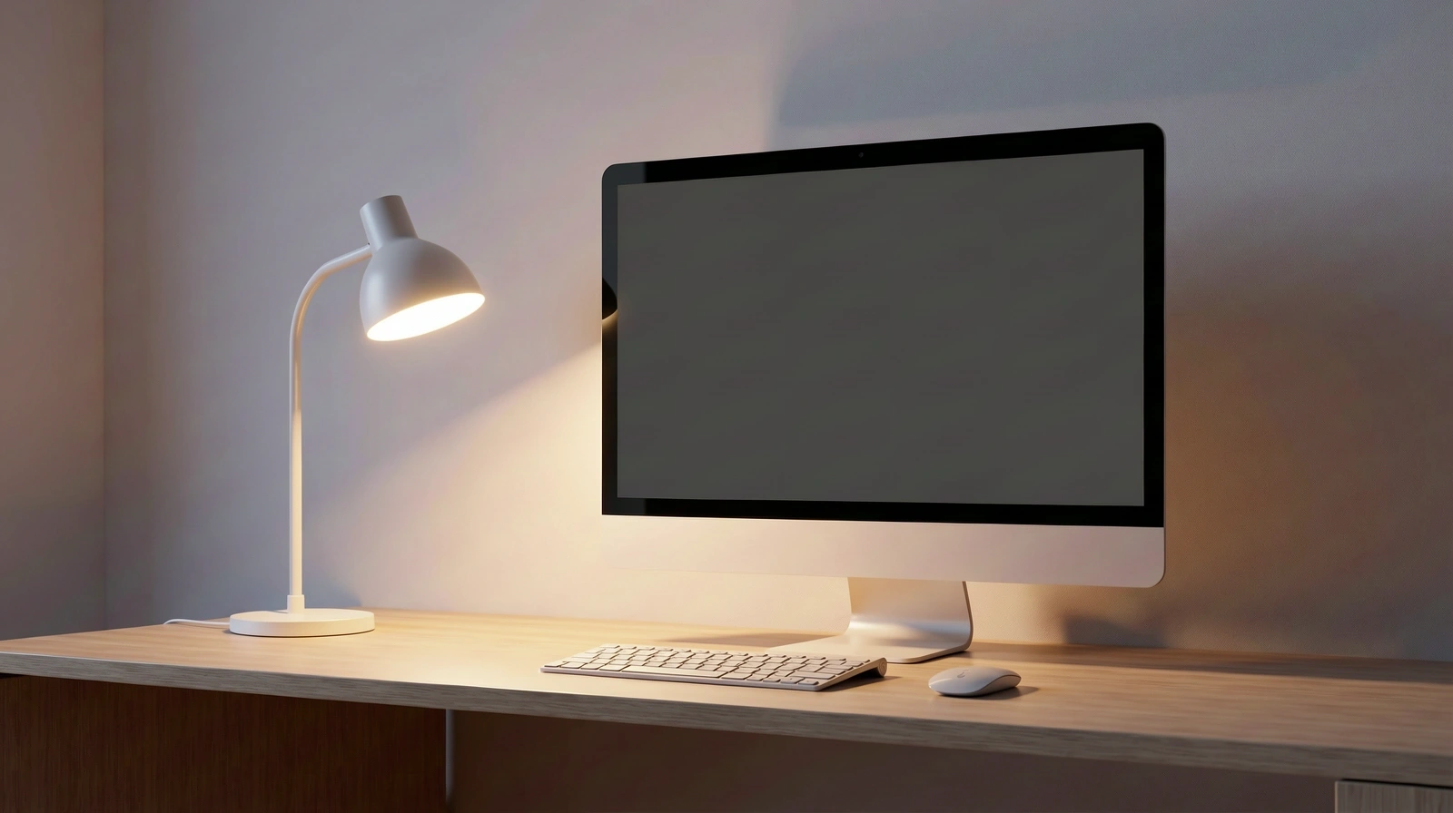 Minimalistischer Arbeitsplatz mit sanfter Beleuchtung